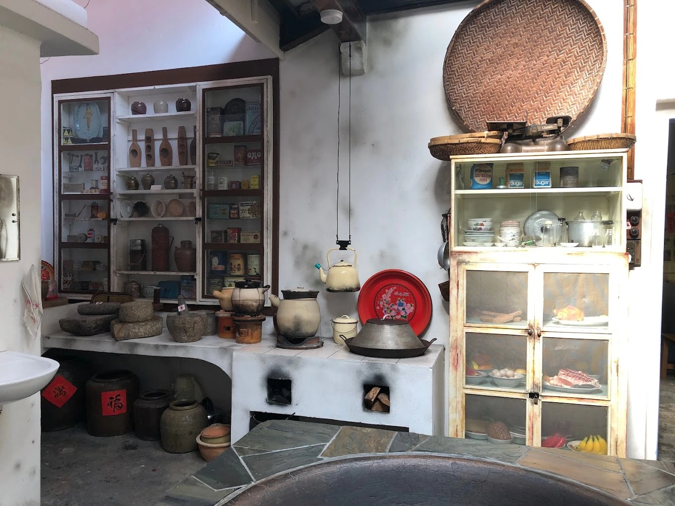 <strong>Explore the Best Places to Eat and Visit at Concubine Lane Ipoh</strong> | Reviewbah