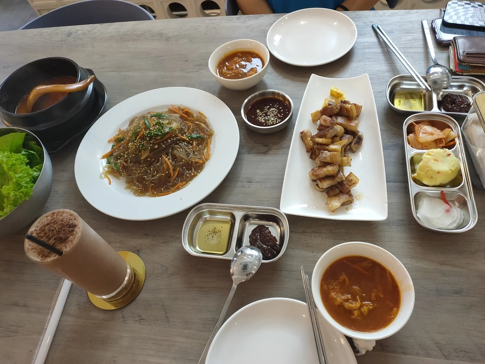 Exploring Kota Kinabalu's Café Culture: 5 Must-Visit Spots for Coffee Lovers | Reviewbah